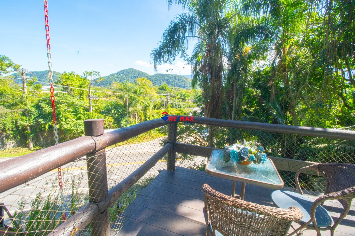 Propriedade com terreno 3.570m² com vista para o mar a 300m 
