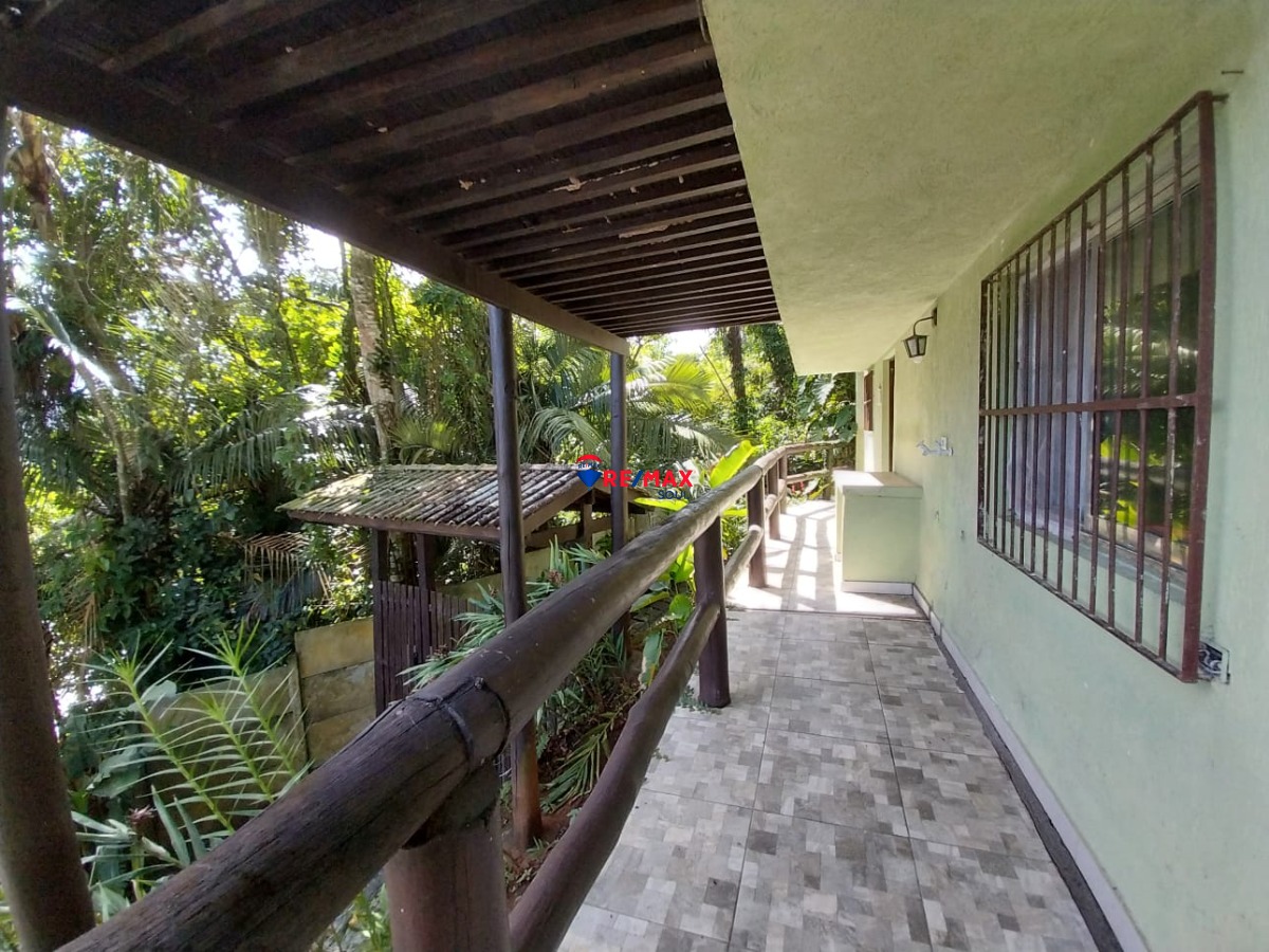 Propriedade com terreno 3.570m² com vista para o mar a 300m 