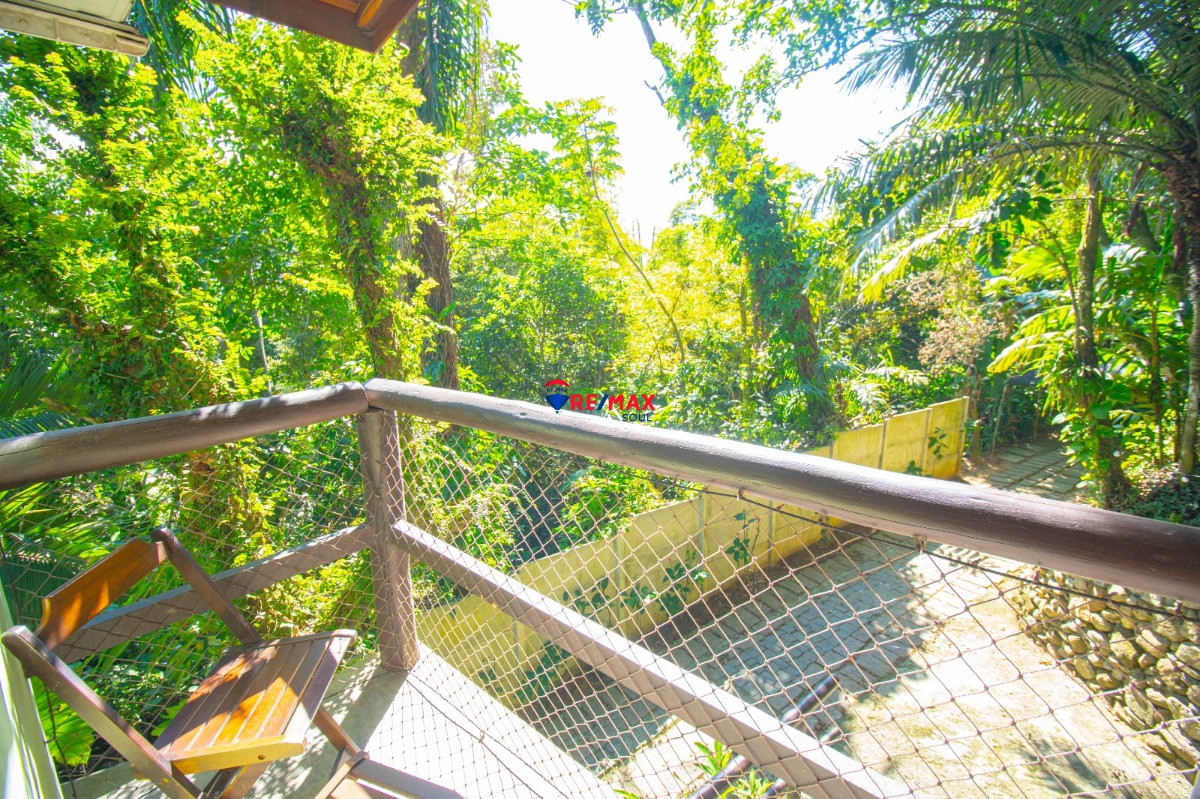 Propriedade com terreno 3.570m² com vista para o mar a 300m 
