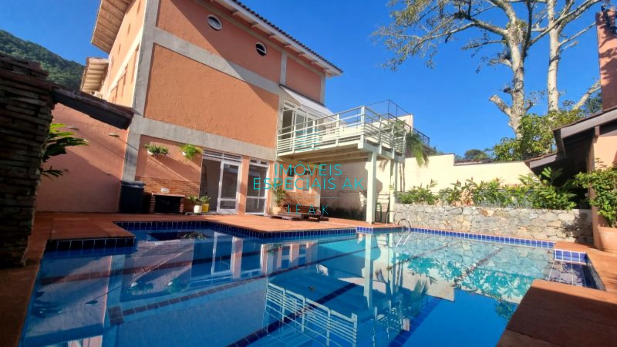 Casa em condomínio a apenas 100 metros da praia em Juquehy